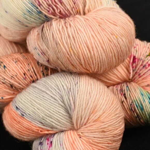 La Bien Aimée Merino Singles Yarn 3 Skeins Merino Hand Dyed Peach Speckled - Picture 2 of 3